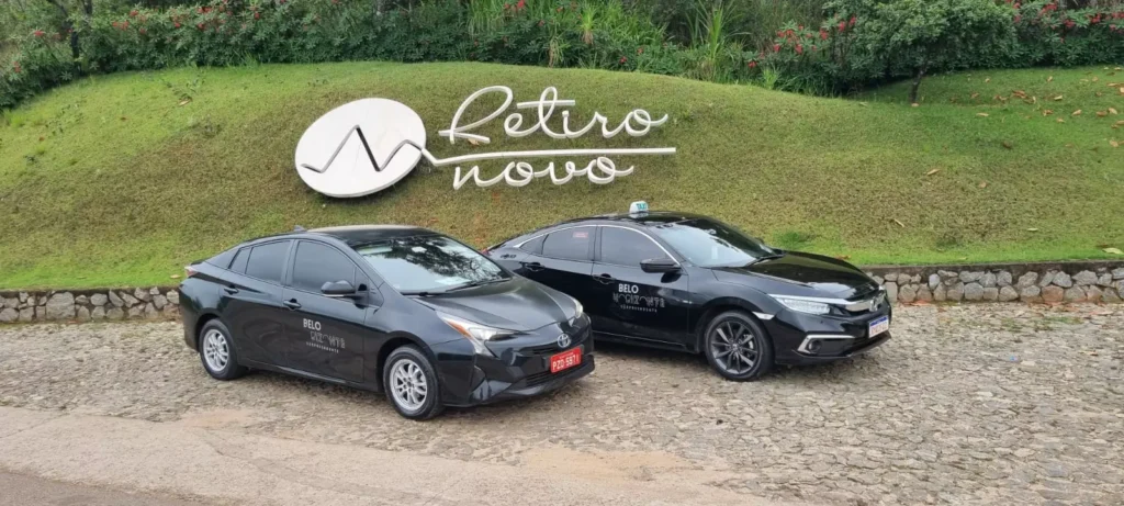 dois-carros-estacionados