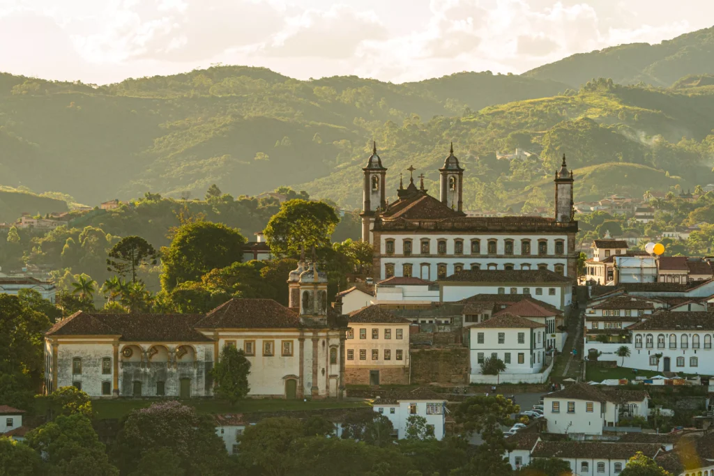 ouro-preto-minas-gerais-brasil-vista-geral-da-cidade-com-seu-historico-mo